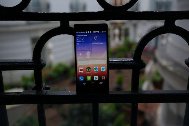 Si hay una marca que continuamente está innovando y que continuamente, aunque esto pueda parecer complicado, está sorprendiendo, esa es Huawei. Y es que la marca china, con cada nuevo terminal que lanza al mercado, consigue seguir con los aspectos positivos de su línea pero, al mismo tiempo, logra pulir algunos errores. Es por ello por lo que, en un primer momento, este Huawei Ascend P7 nos parece un Smartphone que, con el paso del tiempo, dará mucho de qué hablar. Para empezar, hay que decir que, con respecto a su antecesor, el Huawei Ascend P6, este terminal consigue ser un poco más delgado. De hecho, llega a los 6,5 mm. Y todo ello con un peso, también muy ligero, de tan solo 124 gramos. Pero, no todo es tamaño y peso ya que si nos fijamos un poco más nos encontramos con una pantalla full HD, de 5 pulgadas y que, esto es una novedad, integra una cámara, la cual, está optimizada para los selfies. Como se puede ver, este Huawei está pensado sobre todo para el entretenimiento. Un concepto que, lo queramos o no, no solo está muy de moda sino que también es algo que se va a mantener con el paso del tiempo. Y es que los dispositivos móviles cada vez se utilizan más para el ocio. Sin embargo, y a pesar de que sabemos algunos datos, como pueda ser el caso de la batería, la cual, tendrá una capacidad de 2.500 mAh, tenemos que decir que en cuanto al procesador y la memoria aún no sabemos nada. Una falta de información que no empaña las buenas impresiones iniciales que nos llevamos de este nuevo terminal de la compañía Huaewi. Seguiemos informando con todo lujo de detalles sobre este terminal de la gama P de la compañía china. Fuente | http://www.xatakandroid.com/moviles-android/huawei-ascend-p7-primeras-impresiones