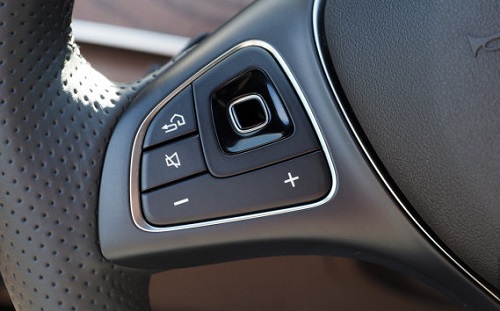 Controles del volante del Mercedes Benz E300