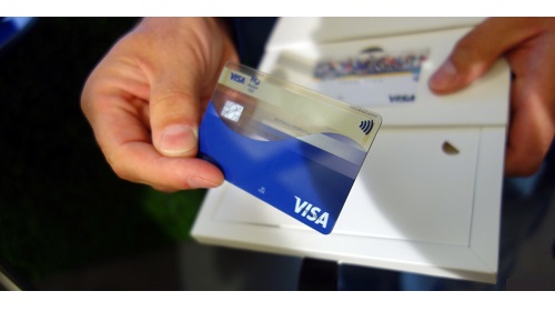 El anillo viene acompañado adicionalmente de una tarjeta personal