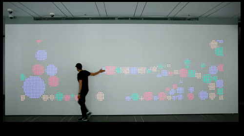 El resultado de esta idea es una pantalla interactiva de botónes de colores