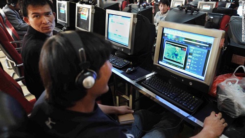 Chinos usando un computador