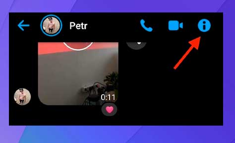 Abre el chat con la persona que quieres bloquear